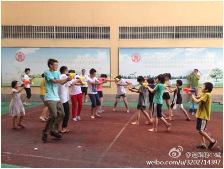 ���ݴ�W(xu��)�������� ���(hu��)��(sh��)�`�(du��)����7��7����20�Ձ��������о������������M(j��n)���P(gu��n)ע���˃�ͯ�Ĺ�����(d��ng)������?y��u)����˃�ͯ�ṩ���������|(zh��)�ϵ�֧�֣�һ�����(du��)�T�o���˃�ͯ��ˇ�g(sh��)���w�����Ļ����n������һ�����(du��)�T�tȥ��ٍ�X�������˃�ُͯ(g��u)�I�������Ʒ�͌W(xu��)��(x��)��Ʒ���D�顰�������(du��)�T�c���˃�ͯ�������e�С���ˮ��(ji��)�����F(xi��n)��(ch��ng)�gЦ�Z��һƬ�g�v��