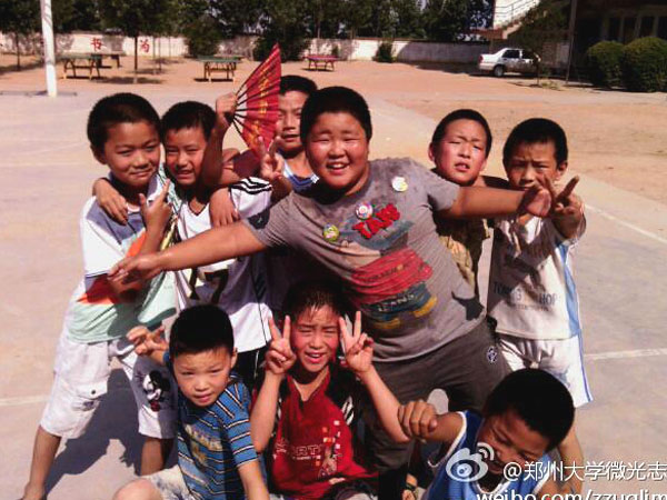 7��17�գ����ƻ����s�Q���룬��������ٿh�R��ƺ�l(xi��ng)��?j��ng)_С�W(xu��)��ȭ��С꠆T����Ȼ�����ڵ��ž������������ڞ��������ݴ�W(xu��)��΢�⡱־Ը�߈F��e�k�ĵ���ˇ�R������(zh��n)����