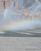 晉陽(yáng)湖噴泉　　晉陽(yáng)湖公園是城市綜合型生態(tài)濱水公園，其景觀工程分為10大區(qū)域，有生態(tài)自然游覽區(qū)、僑鄉(xiāng)文化廣場(chǎng)區(qū)、古厝文化體驗(yàn)區(qū)、濕地生態(tài)科普區(qū)、城市文化廣場(chǎng)區(qū)、生態(tài)島休閑區(qū)、山林沙地游玩區(qū)和水上活動(dòng)區(qū)。 