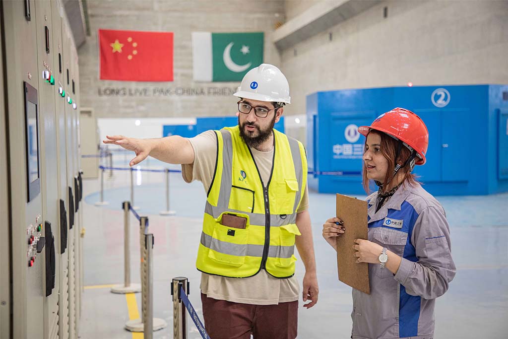 7月14日，巴方工作人員在卡洛特水電站-地下電廠檢查數(shù)據(jù)。 （人民網(wǎng)記者 薛丹攝）