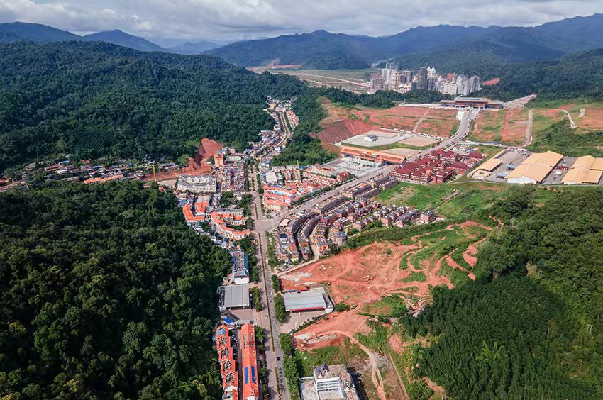 磨憨口岸俯瞰，右前方高層白色建筑群為老撾境內(nèi)。人民網(wǎng)記者 符皓攝