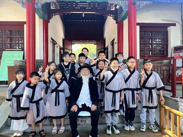 聽孔廟歷史見證人——白胡子爺爺講述臨沂城過去的故事。臨沂市博物館供圖