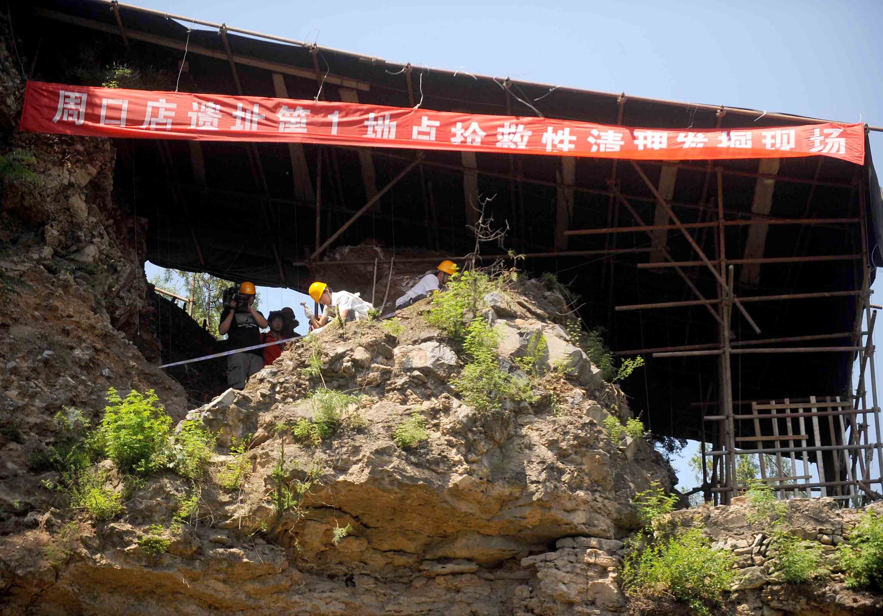 中國(guó)文化源遠(yuǎn)流長(zhǎng)，中華文明博大精深。中華文明探源工程等重大工程的研究成果，實(shí)證了我國(guó)百萬年的人類史、一萬年的文化史、五千多年的文明史。這是2009年6月24日，考古工作人員在北京周口店遺址第1地點(diǎn)進(jìn)行搶救性清理發(fā)掘工作。新華社記者 羅曉光 攝