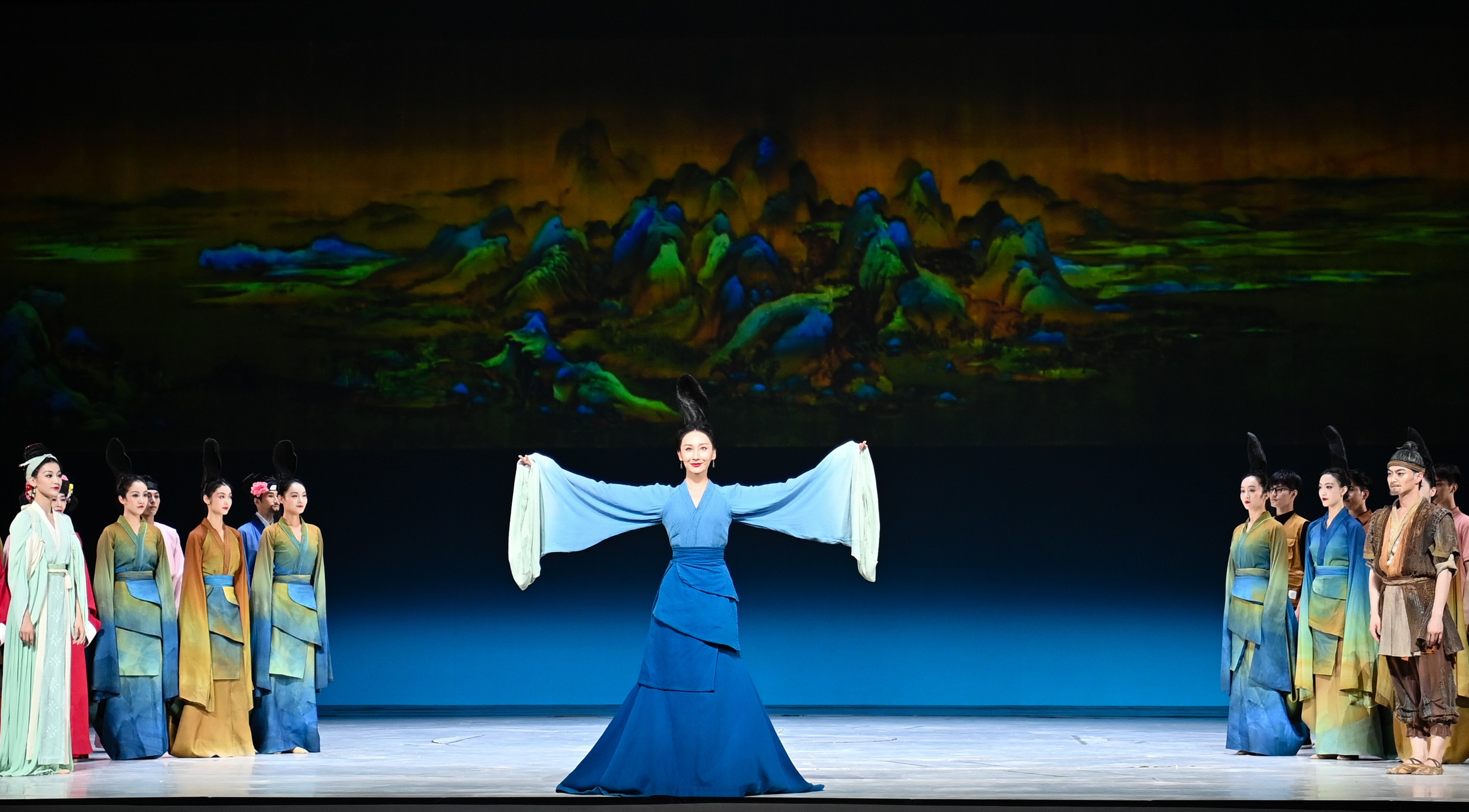 2023年7月20日，中國(guó)東方演藝集團(tuán)演員在烏魯木齊文化中心大劇院表演舞蹈詩(shī)劇《只此青綠》。新華社記者 李響 攝