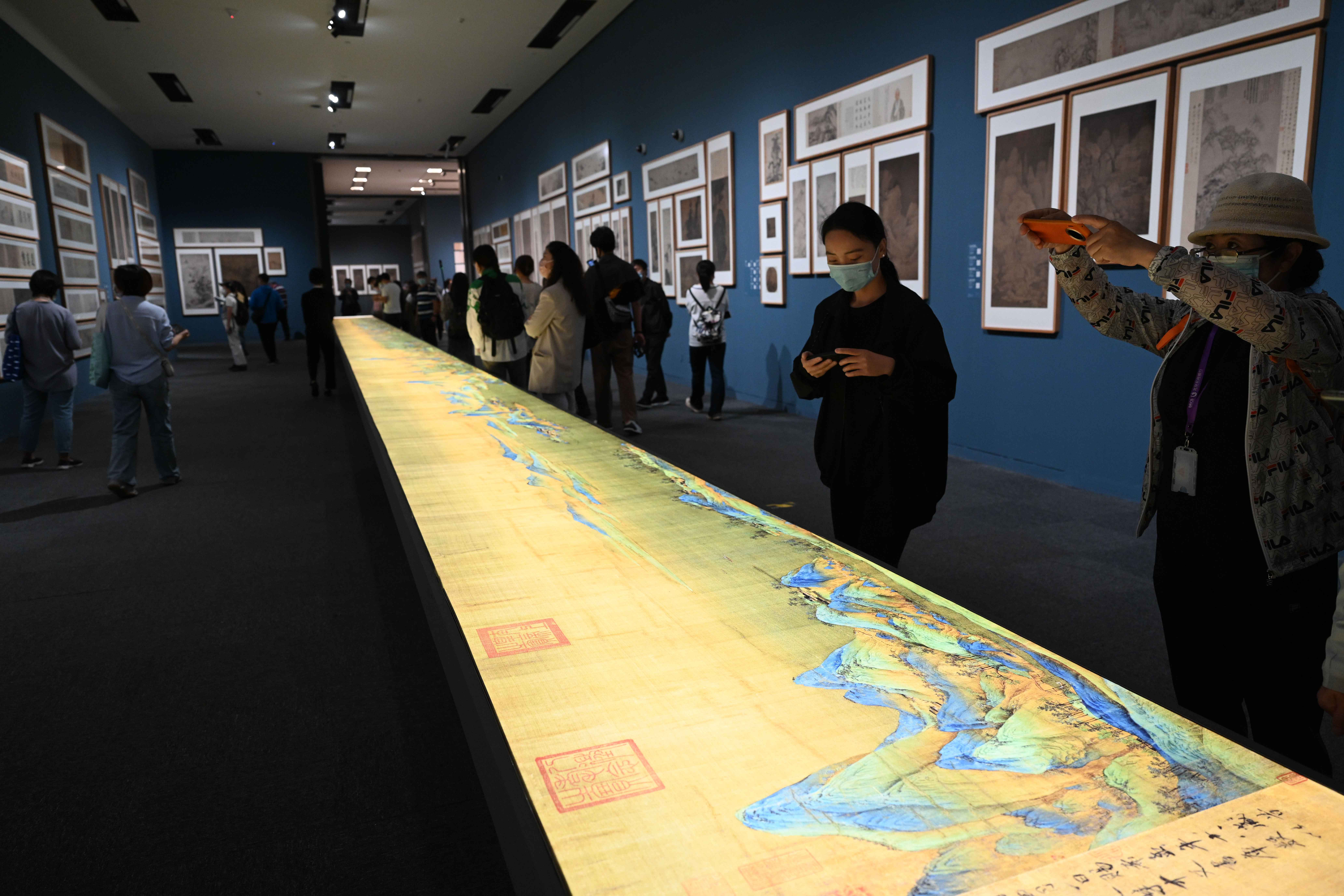2022年9月29日，觀眾參觀放大兩倍的《千里江山圖》燈光特效圖。當(dāng)日，由中共中央宣傳部、國(guó)家新聞出版署和中共浙江省委、浙江省人民政府共同主辦的“盛世修典——‘中國(guó)歷代繪畫大系’成果展”在中國(guó)國(guó)家博物館開幕。新華社記者 金良快 攝