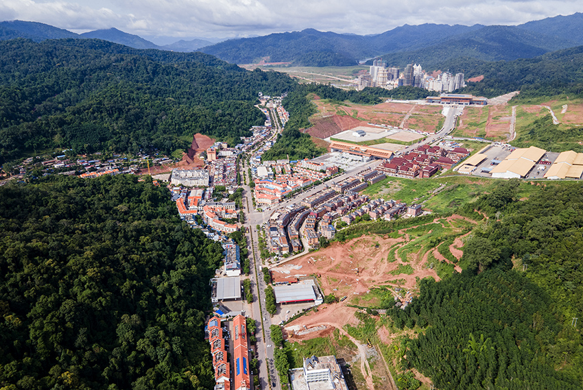 磨憨口岸俯瞰，右前方高層白色建筑群為老撾境內(nèi)。人民網(wǎng)記者 符皓攝