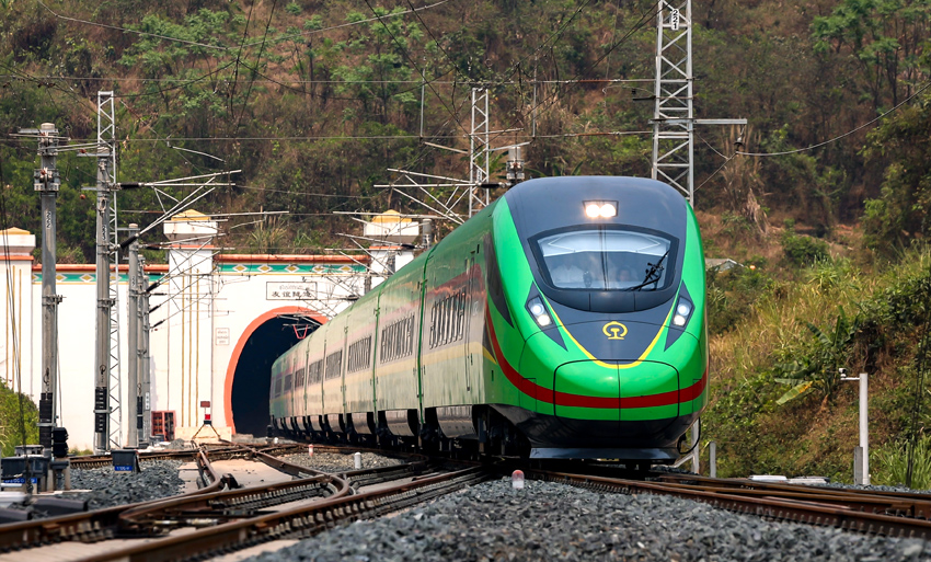 “復(fù)興號(hào)”動(dòng)車組列車駛過(guò)友誼隧道。徐章位攝