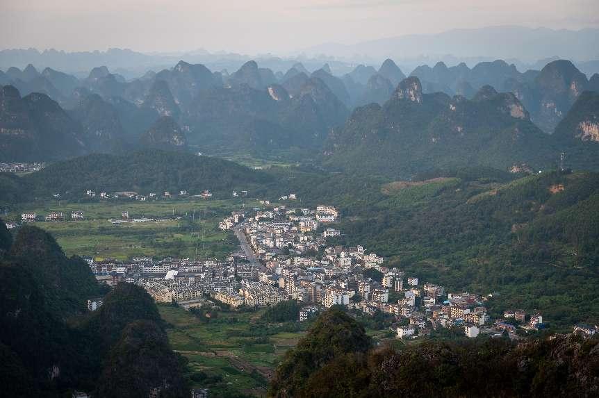 廣西層巒疊嶂，郁郁蔥蔥。 人民網(wǎng) 嚴(yán)立政攝