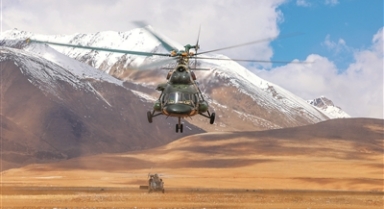 西藏軍區(qū)某旅開展飛行訓練